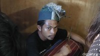 Selain membungkusnya dengan kain kafan, warga juga memanggil pemain gendang Gandrang Bulo untuk menabuh gendang sebagai bentuk penyambutan.