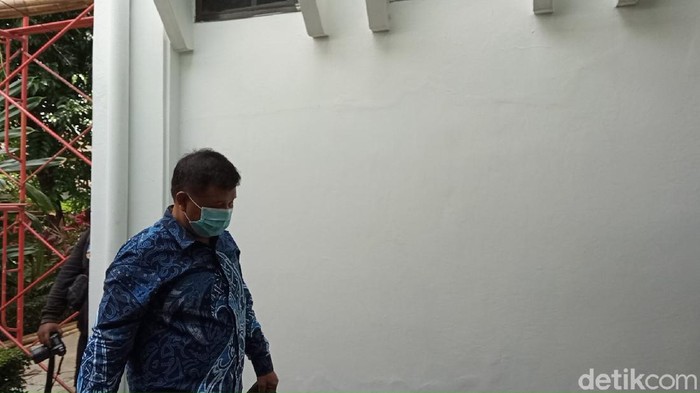 Bupati Bandung Barat Aa Umbara saat akan menjalani pemeriksaan KPK.