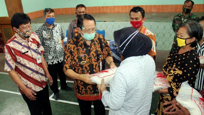 Bupati Mundjirin memberikan bantuan beras ke warga rawan pangan di Balai Desa Bringin, Kamis (12/11/2020).