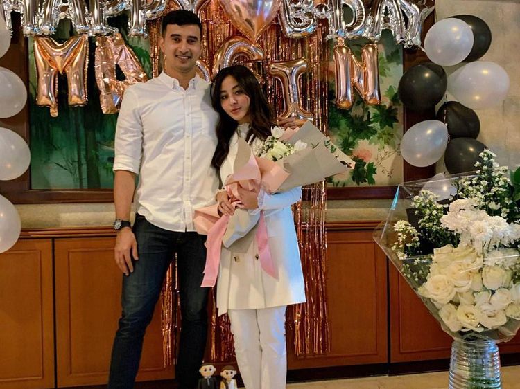 Cantiknya Calon Istri Ali Syakieb, Margin Wieheerm Saat Ngopi