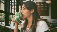 Margin sendiri paling tak bisa lepas dari secangkir kopi. Ia sering berpose dengan cangkir kopi ketika sedang bersantai di kafe. Foto: Instagram @marginw