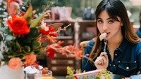 Cantiknya Margin saat hadiri acara makan siang salah satu brand ternama. Dengan pakaian serba jeans, Margin menarik perhatian dengan gaya kerennya. Foto: Instagram @marginw