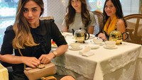  Terakhir, Margin juga sering ngeteh cantik bersama teman-temannya, di salah satu butik teh mewah yang ada di Jakarta. Foto: Instagram @marginw