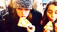 Nyammm! Cucu-cucu cantik Joe Biden sedang kompak makan pizza. Ada Finnegan dan Natalie di foto. Foto: Instagram naomibiden