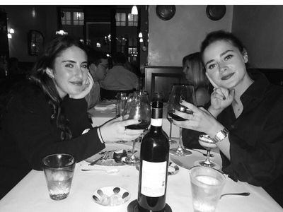 Cantiknya Cucu Joe Biden, Naomi Biden Saat Dinner dan Minum Cola