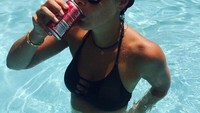 Wanita lulusan Columbia Law School dan University of Pennsylvania ini tengah menikmati segarnya soda saat berenang. Foto: Instagram naomibiden
