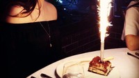 Paras cantik Naomi begitu terpancar saat dirinya dinner istimewa. Ia mendapat sepotong cake dengan topping kembang api. Foto: Instagram naomibiden