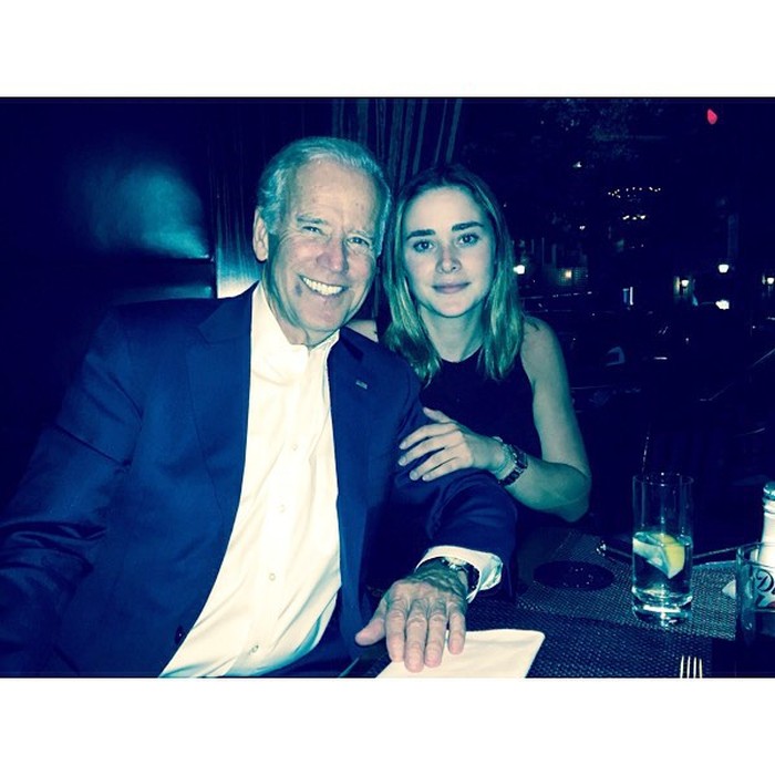 Cantiknya Cucu Joe Biden, Naomi Biden Saat Dinner dan Minum Cola Cantiknya Cucu Joe Biden, Naomi Biden Saat Dinner dan Minum Cola