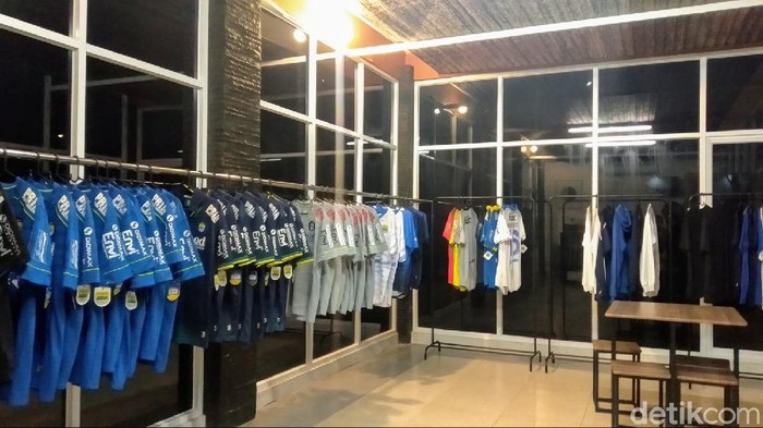Cerita Bobotoh di Kuningan wujudkan mimpinya bikin toko merchandise resmi Persib