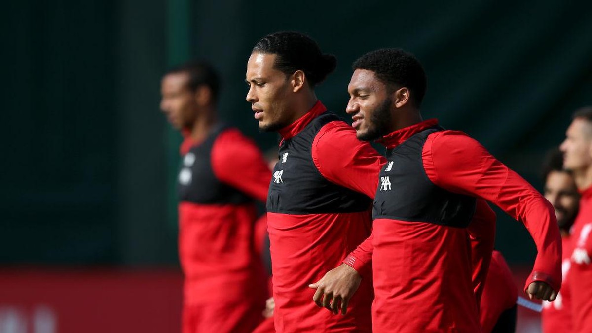 Virgil van Dijk dan Joe Gomez tumbang barengan, Liverpool bisa apa? (Getty Images/Jan Kruger)