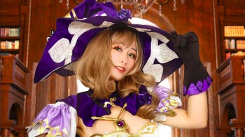 Larissa Rochefort memutuskan untuk cosplay karakter penyihir dan librarian Lisa. Foto: Facebook/Larissa Rochefort