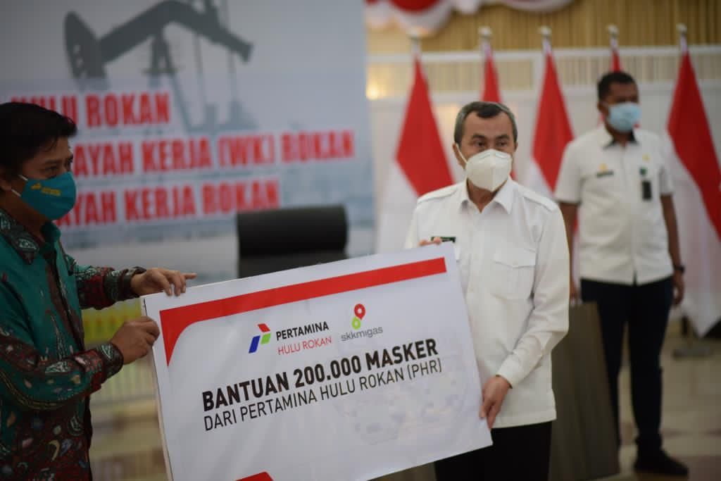 Direktur PT Pertamina Hulu Rokan (PHR) RP Yudantoro bertemu dengan Gubernur Riau Syamsuar menyerahkan menyerahkan bantuan 200 ribu masker untuk wilayah kerja (WK) Rokan di Pekanbaru. (Dok. Pertamina)