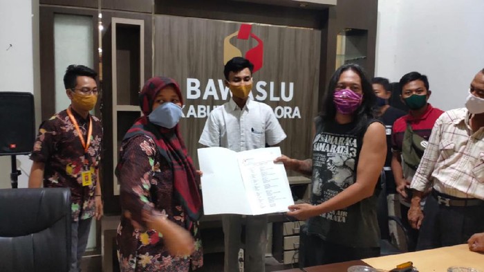 Front Masyarakat Peduli Demokrasi melaporkan Bupati Blora Djoko Nugroho ke Bawaslu, Kamis (12/11/2020). Djoko dilaporkan karena diduga membagikan bantuan berisi kalender dan masker berisi gambar paslon Pilkada Blora.