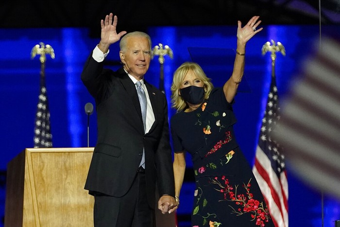 Gaya Jill Biden President-elect Joe Biden and wife Jill Biden gesture to supporters Saturday, Nov. 7, 2020, in Wilmington, Del. (AP Photo/Andrew Harnik, Pool)