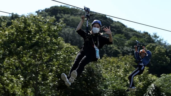 Pertama-tama, traveler akan menonton film tujuh menit yang menampilkan kisah di balik Godzilla Interception Operation Awaji dan operasinya. Misinya termasuk melakukan flying fox ke dalam mulut monster yang terbuka dan menyelesaikan permainan menembak di mana pemain harus menghentikan Godzilla agar tidak tumbuh lebih jauh dengan membidik selnya. Pertama-tama, traveler akan menonton film tujuh menit yang menampilkan kisah di balik Godzilla Interception Operation Awaji dan operasinya. Misinya termasuk melakukan flying fox ke dalam mulut monster yang terbuka dan menyelesaikan permainan menembak di mana pemain harus menghentikan Godzilla agar tidak tumbuh lebih jauh dengan membidik selnya.