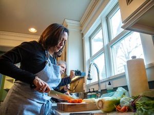 Hobi Masak, Kamala Harris Jago Bikin Ayam Panggang dan Kari Kentang