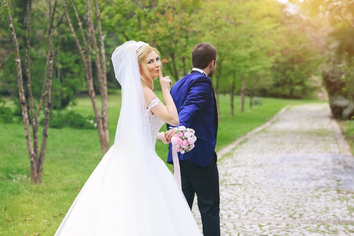 Ilustrasi nikah siri A newlywed couple.