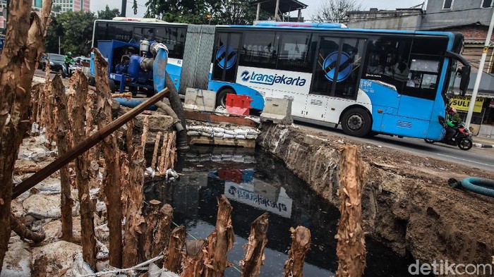 Pemprov DKI Jakarta tengah membangun kolam kolakan atau penampungan air sementara di Grogol, Jakarta Barat. Kolakan air ini menampung aliran air dari Jalan Satria.