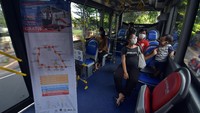Sejumlah warga menumpangi bus listrik saat uji coba di Denpasar, Bali, Kamis (12/11/2020).