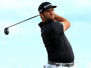 Mantap! Pegolf Ini Bikin Hole in One yang Menakjubkan