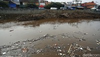 Sampah kiriman ini didominasi ranting pohon, kayu, dan plastik bungkus makanan.