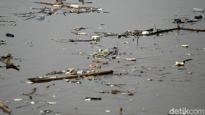 Kali Ciliwung di Bukit Duri Dipenuhi Sampah Tumpukan sampah tampak memenuhi Sungai Ciliwung yang ada di kawasan Bukit Duri, Jakarta, Kamis (12/11/2020). Begini penampakannya.