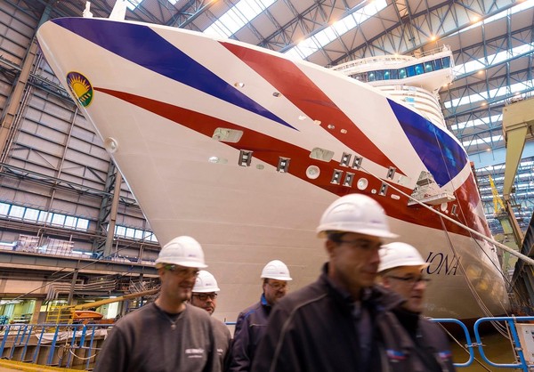 Butuh waktu dua tahun untuk membangun kapal pesiar Iona. Bagian-bagiannya disatukan di galangan kapal Meyer Werft, Papenburg, Jerman. Butuh waktu dua tahun untuk membangun kapal pesiar Iona. Bagian-bagiannya disatukan di galangan kapal Meyer Werft, Papenburg, Jerman.