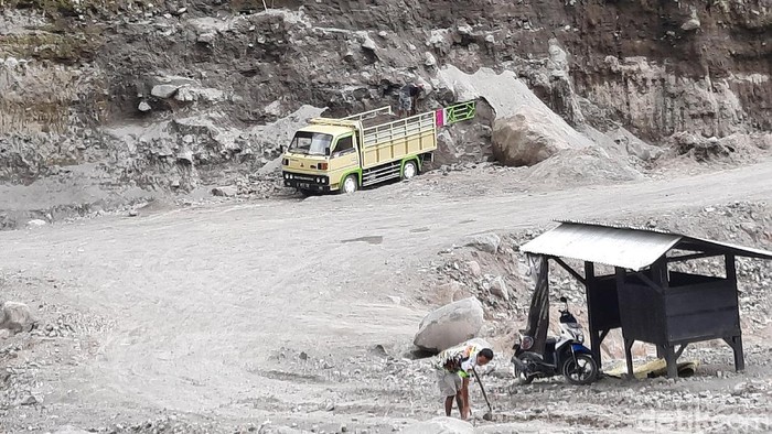 Kegiatan penambangan pasir Merapi di Sungai Gendol, Sleman, Kamis (12/11/2020).