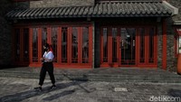 Ada restoran dengan nuansa China yang membuat kawasan tersebut menjadi sangat ikonik.