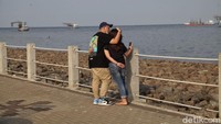 Hal itu dilakukan agar wisatawan dapat menikmati sejuknya pantai sembari menunggu sunset dan berolahraga.