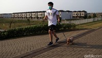 Beberapa warga terlihat memanfaatkan lokasi ini untuk berolahraga.