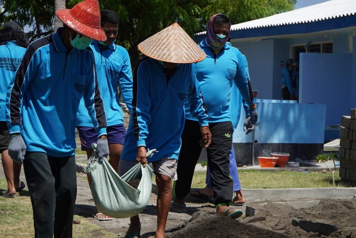 Kementerian Perhubungan menyelenggarakan program Padat Karya dengan mengajak masyarakat di sekitar Menara Suar Tanjung Pacinan, Situbondo, Jawa Timur.