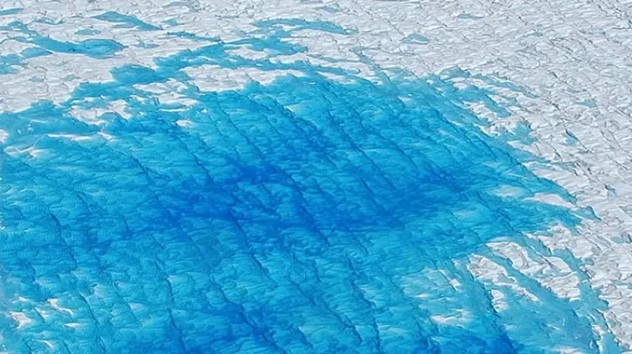 Kolam yang mencair di bawah lapisan es greenland
