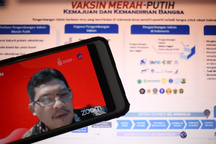 KPCPEN Ketua Konsorsium Riset dan Inovasi Penanganan Covid-19 Kementerian Riset dan Teknologi Prof. dr. Ali Ghufron Mukti, M.SC., Ph.D. bersama Kepala Divisi Survey dan Uji Klinis Bio Farma, Dr. dr. Novilia Sjafri Bachtiar, M. Kes Dalam Dialog produktif dengan tema Pengembangan vaksin merah putih melindungi negeri di Jakarta, Kamis, 12 November 2020.
