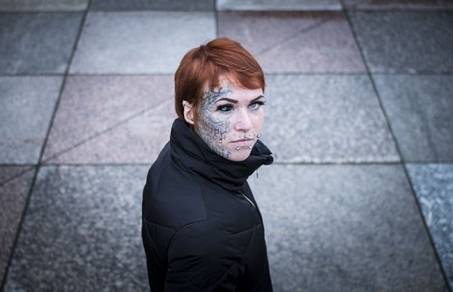 Meski banyak dikritik bahkan pernah diludahi orang, wanita asal Jerman tersebut tidak membiarkannya untuk kembali menambah tato, tindik atau modifikasi tubuh lain. Jika aku melihat ada bagian tubuhku dan aku merasa itu perlu diubah makan aku akan melakukannya, tutur Maria. Foto: Instagram @balea_the_scarleg