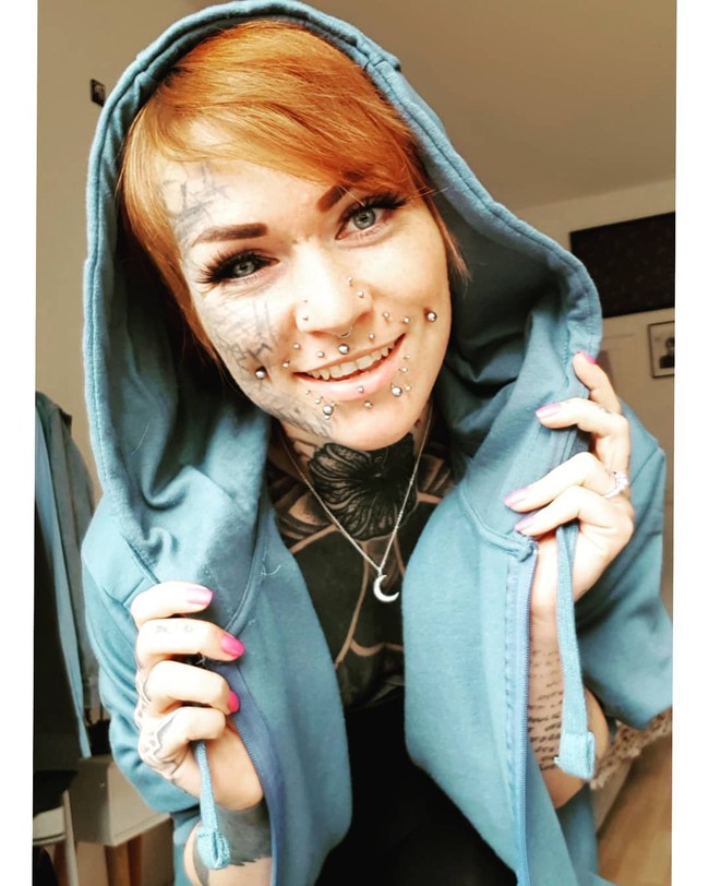 Setiap orang memilih cara mereka sendiri untuk apa yang membuat mereka senang. Untuk beberapa orang mungkin itu membeli banyak baju untuk orang lain mungkin mengganti warna rambut dan untukku itu modifikasi tubuh. Aku tidak berpikir aku akan berhenti tato, Foto: Instagram @balea_the_scarleg