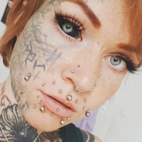 Maria yang sering melakukan siaran Twitch tersebut pun sering mendapatkan perlakuan kurang menyenangkan karena penampilannya. Bukan hanya dipandangi, ia mengaku bahkan pernah diludahi orang asing di jalan. Foto: Instagram @balea_the_scarleg