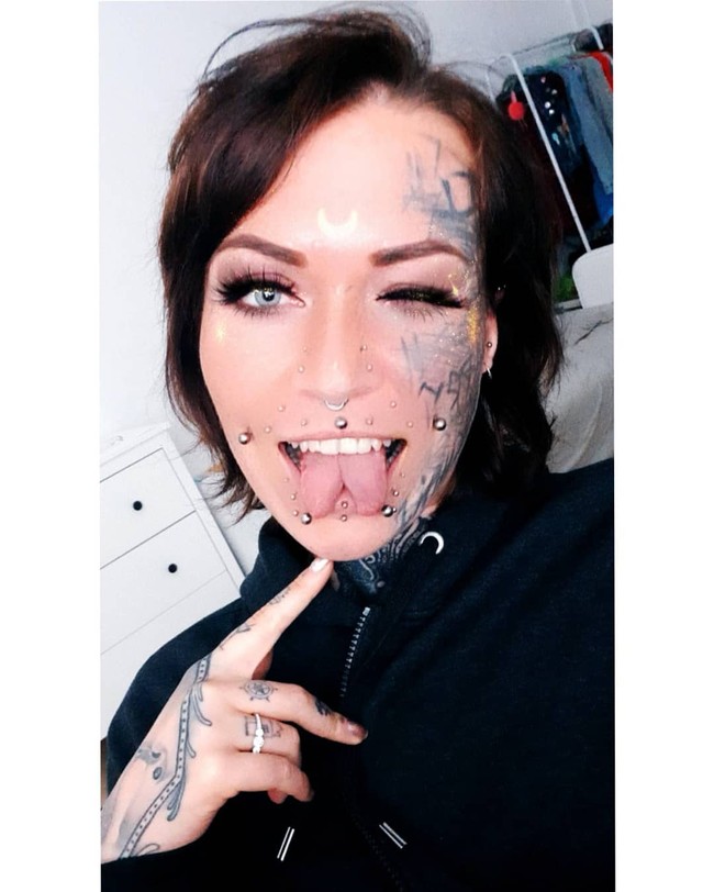 Wanita 30 tahun itu memang sering mendapat beragam reaksi dari orang-orang yang terpana melihat badan penuh tato hingga bola mata dan lidah yang terbelah dua. Meski begitu, modifikasi tubuh adalah hal yang membuatnya percaya diri. Foto: Instagram @balea_the_scarleg