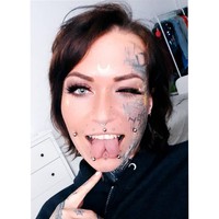 Wanita 30 tahun itu memang sering mendapat beragam reaksi dari orang-orang yang terpana melihat badan penuh tato hingga bola mata dan lidah yang terbelah dua. Meski begitu, modifikasi tubuh adalah hal yang membuatnya percaya diri. Foto: Instagram @balea_the_scarleg