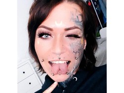 Punya Penampilan Ekstrem, Wanita Bertato Ini Mengaku Pernah Diludahi Orang