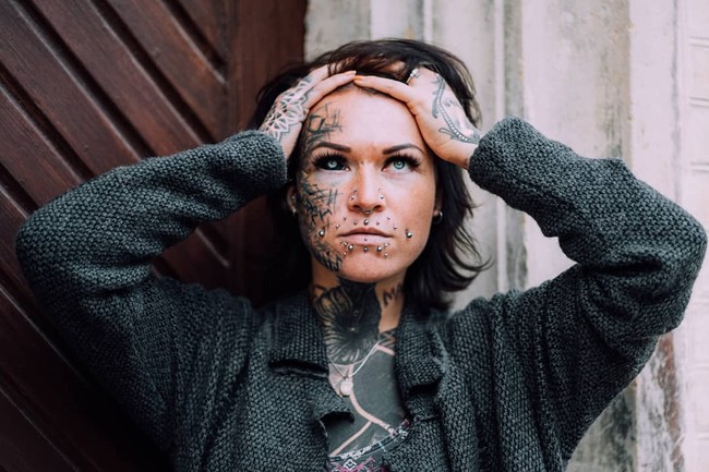 Sering kali orang datang padaku dan berkata wow kamu terlihat gila dan aku menghormati itu. Penampilanku tentu adalah sesuatu yang orang ingin lihat. Itu membuat orang-orang berkumpul di sekitarku. Tatoku membuatku jauh lebih percaya diri tapi aku sedikit malu karena aku tidak tahu mengapa orang-orang memandangku, ujar Maria. Foto: Instagram @balea_the_scarleg