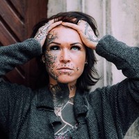 Sering kali orang datang padaku dan berkata wow kamu terlihat gila dan aku menghormati itu. Penampilanku tentu adalah sesuatu yang orang ingin lihat. Itu membuat orang-orang berkumpul di sekitarku. Tatoku membuatku jauh lebih percaya diri tapi aku sedikit malu karena aku tidak tahu mengapa orang-orang memandangku, ujar Maria. Foto: Instagram @balea_the_scarleg