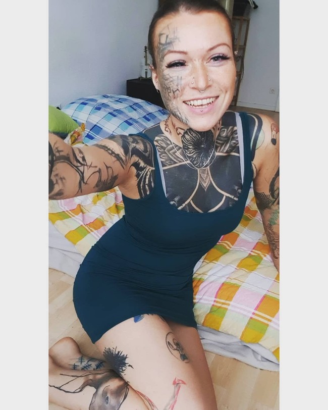 Itu bisa jadi karena mereka berpikir aku imut atau aku orang gila atau mereka takut atau mereka hanya penasaran. Itu membuatku semacam insecure, katanya. Foto: Instagram @balea_the_scarleg