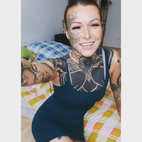 Itu bisa jadi karena mereka berpikir aku imut atau aku orang gila atau mereka takut atau mereka hanya penasaran. Itu membuatku semacam insecure, katanya. Foto: Instagram @balea_the_scarleg