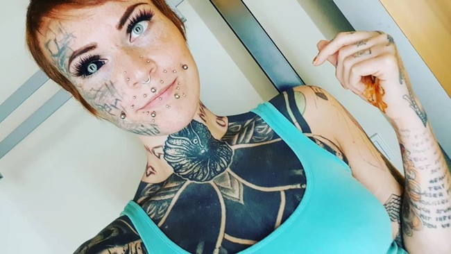 Maria Spallek melakukan berbagai modifikasi tubuh yang membuat penampilannya sulit untuk tidak dipandang dua kali. Wanita tersebut bukan hanya punya banyak tato dan tindik tapi juga membuat lidahnya terbelah. Foto: Instagram @balea_the_scarleg