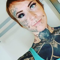 Maria Spallek melakukan berbagai modifikasi tubuh yang membuat penampilannya sulit untuk tidak dipandang dua kali. Wanita tersebut bukan hanya punya banyak tato dan tindik tapi juga membuat lidahnya terbelah. Foto: Instagram @balea_the_scarleg