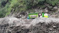 Pantauan detikcom, Kamis (12/11/2020) pukul 13.30 WIB, di Sungai Gendol tepatnya di Padukuhan Kopeng, Kepuharjo, Cangkringan, Sleman, masih ada warga yang menambang pasir. Jumlahnya memang tidak banyak, tidak sampai 10 orang.