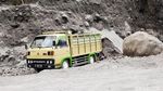 Penambang Pasir di Lereng Merapi Tetap Beraksi Disaat Siaga
