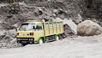 Mereka menambang dengan cara tradisional yaitu dengan menggunakan sekop. Di lokasi itu hanya ada dua unit truk yang sedang mengisi muatan material pasir. Jarak lokasi penambangan dengan puncak Merapi diperkirakan antara 6-7 kilometer.