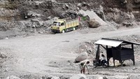 Balai Penyelidikan dan Pengembangan Teknologi Kebencanaan Geologi (BPPTKG) merekomendasikan agar penambangan pasir di sungai yang berhulu di Gunung Merapi dihentikan selama peningkatan status Merapi yang saat ini Siaga (Level III). Namun hari ini masih ditemukan adanya aktivitas penambangan pasir di aliran Sungai Gendol yang berhulu di Merapi.